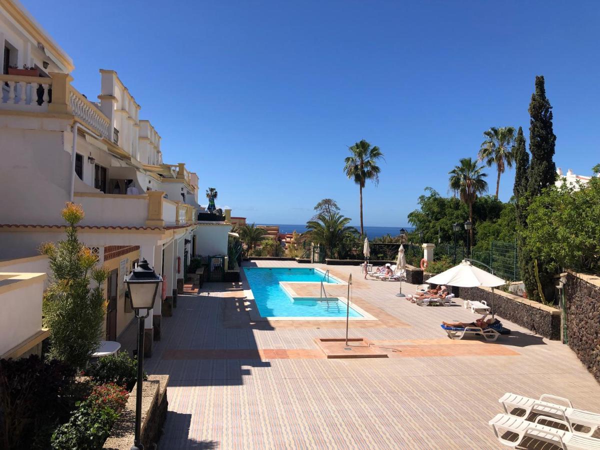 Apartment Stylish Design W Ocean & Pool View, King Size Bed, Wifi,2 Smart Tv, Street Parking, 2 Pools Access *