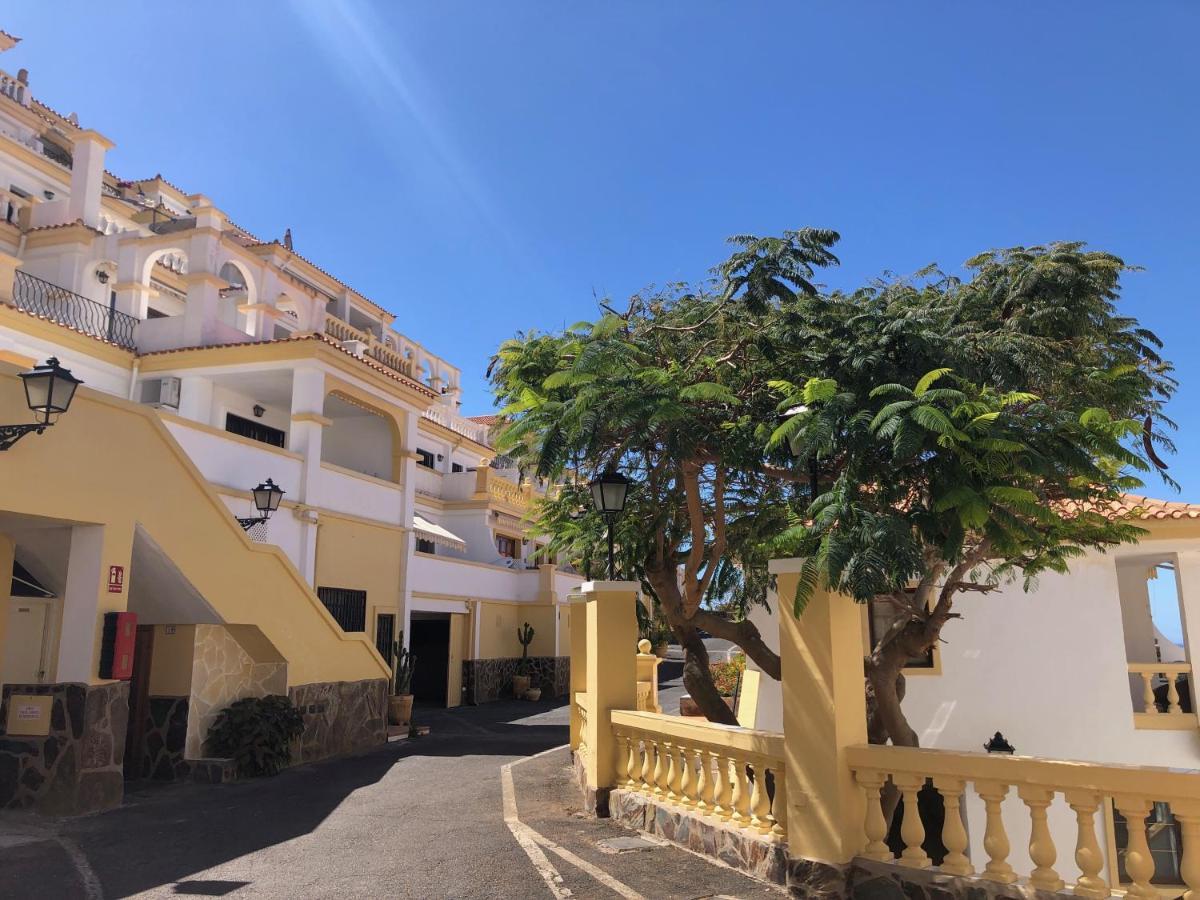 Stylish Design W Ocean & Pool View, King Size Bed, Wifi,2 Smart Tv, Street Parking, 2 Pools Access *