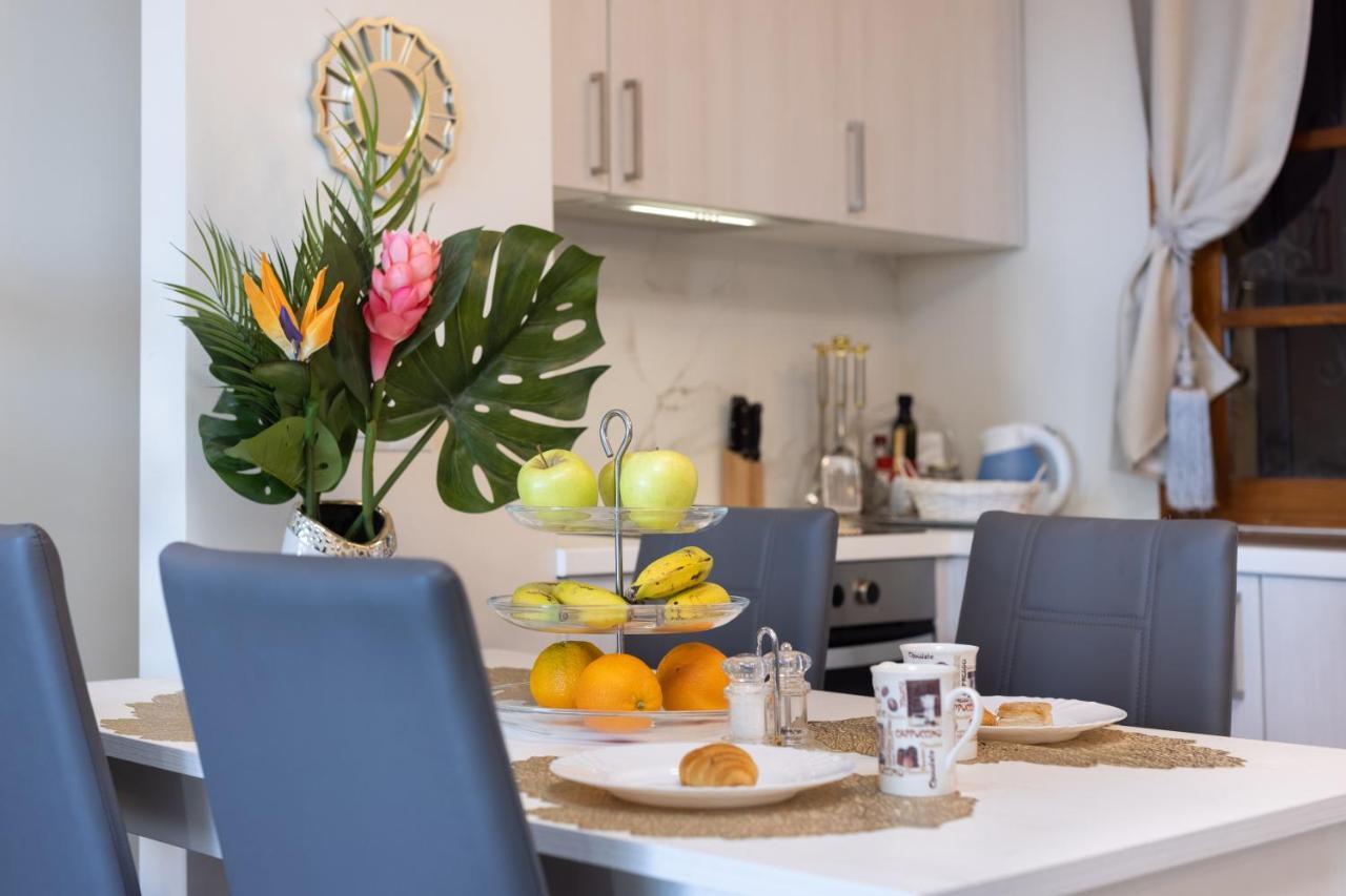 Apartment Stylish Design W Ocean & Pool View, King Size Bed, Wifi,2 Smart Tv, Street Parking, 2 Pools Access *
