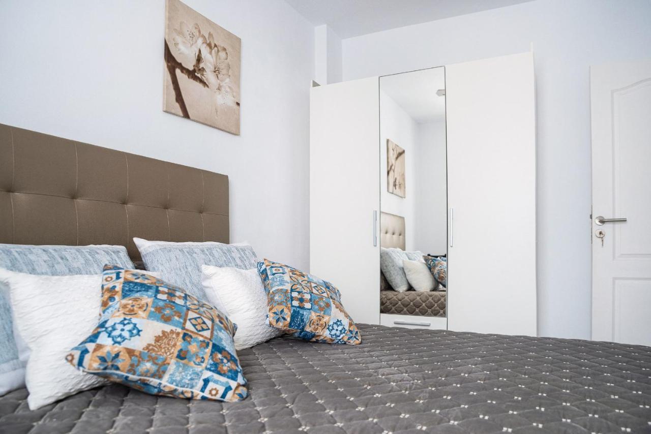 Spacious 3 Bedroom In Puerto De Santiago. Walk To The Beach. Fast Wifi, Netflix, Workstation.