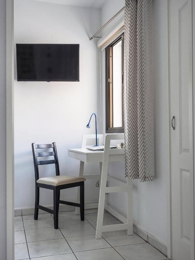 Spacious 3 Bedroom In Puerto De Santiago. Walk To The Beach. Fast Wifi, Netflix, Workstation.