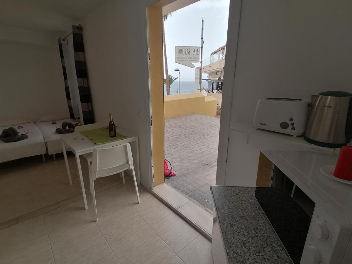 Small Studio, 50 M Front Of The Ocean & Free Wifi * Playa Feñabe