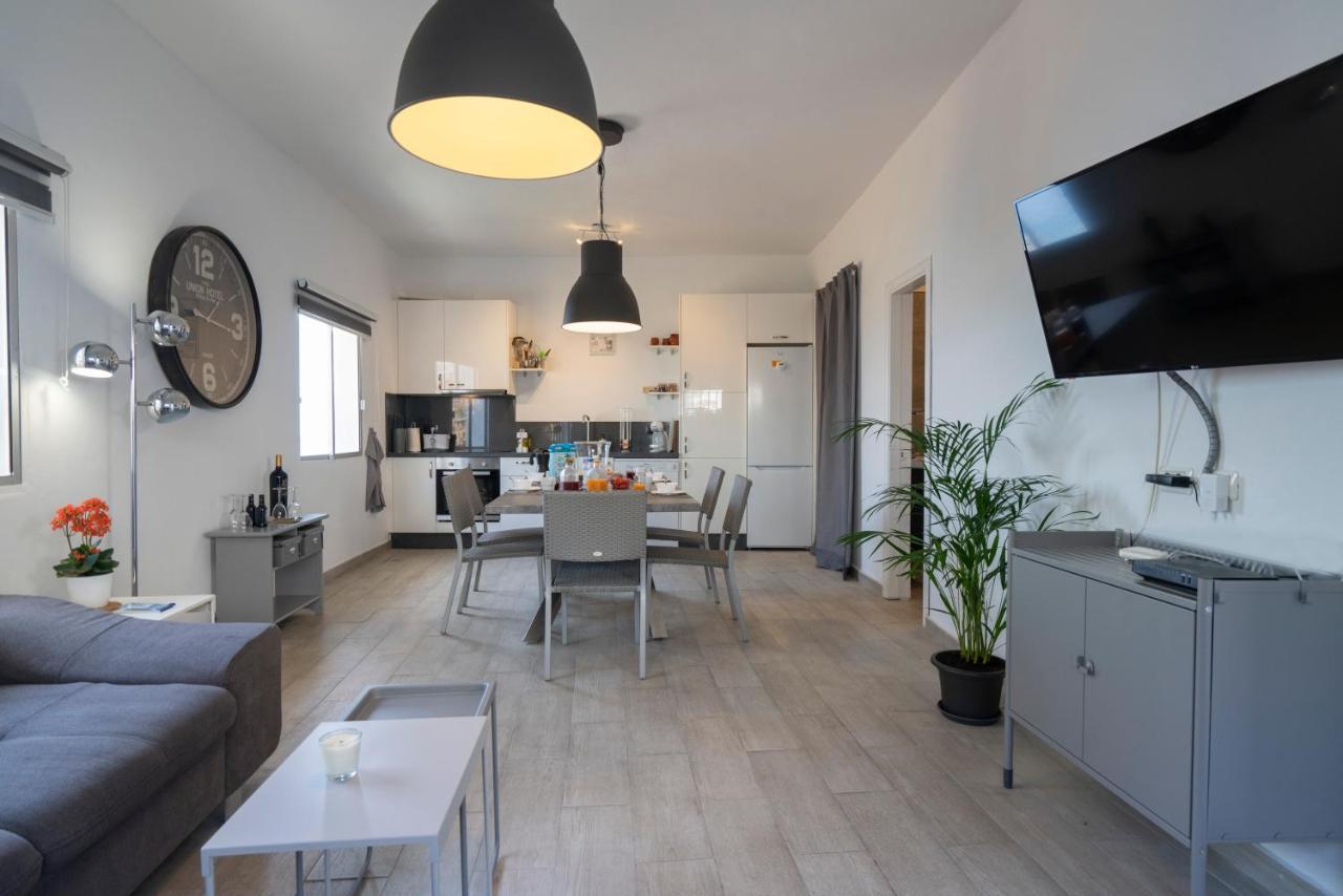 Spacious House With Huge Terrace Facing The Sea *