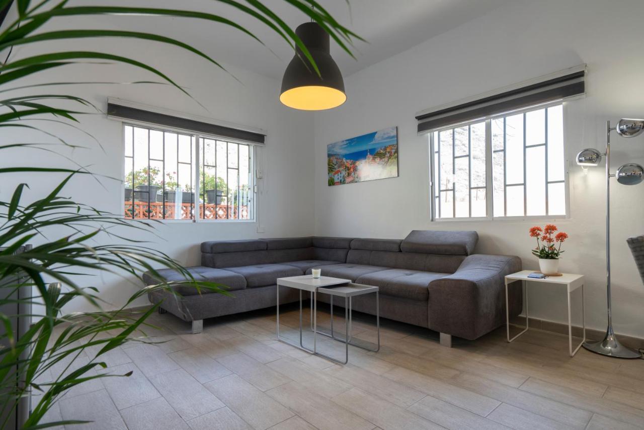 Hébergement de vacances Spacious House With Huge Terrace Facing The Sea *