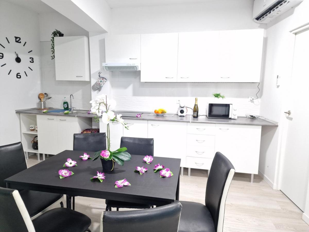 301, 2 Bedrooms, Near Playa De Americas & Free Wifi Hébergement de vacances Playa de las Américas