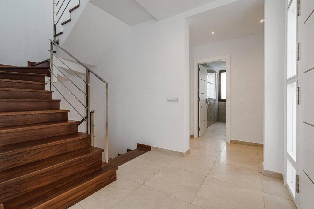 Villa Riviera De 4 Con Piscina. *