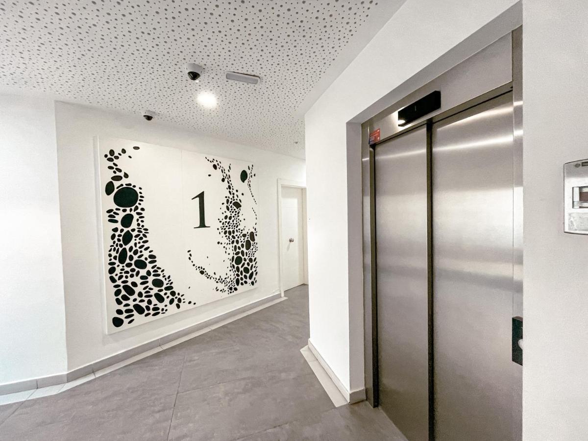3-bed Flat , Ocean Garden , Heated Pool & Parking, Pp207