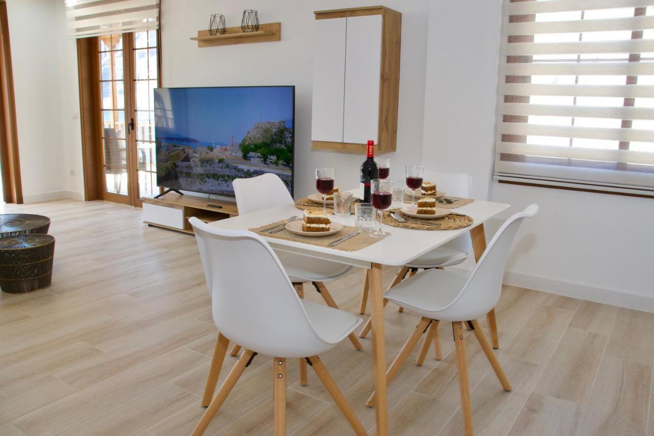 Luxury Beachfront Ocean View Apartment *