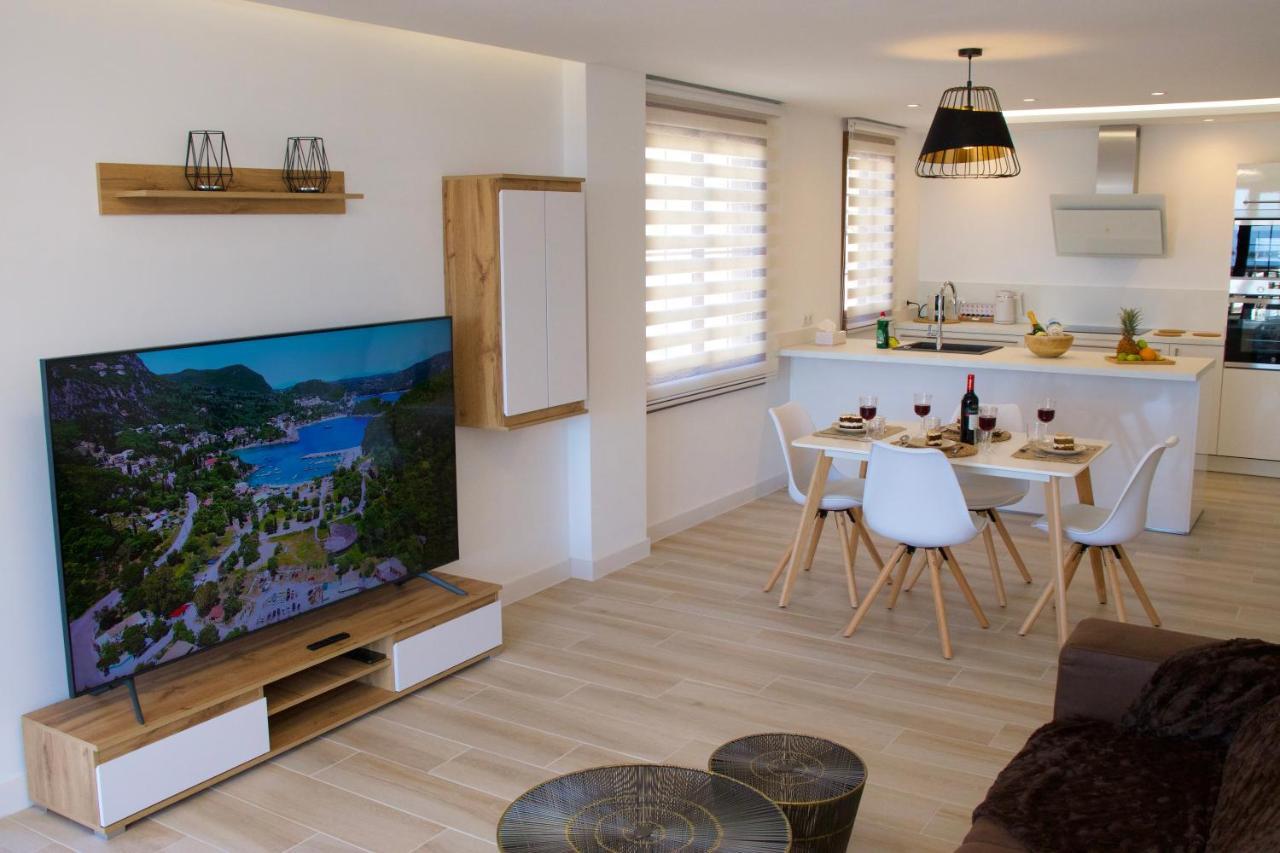 Luxury Beachfront Ocean View Apartment *