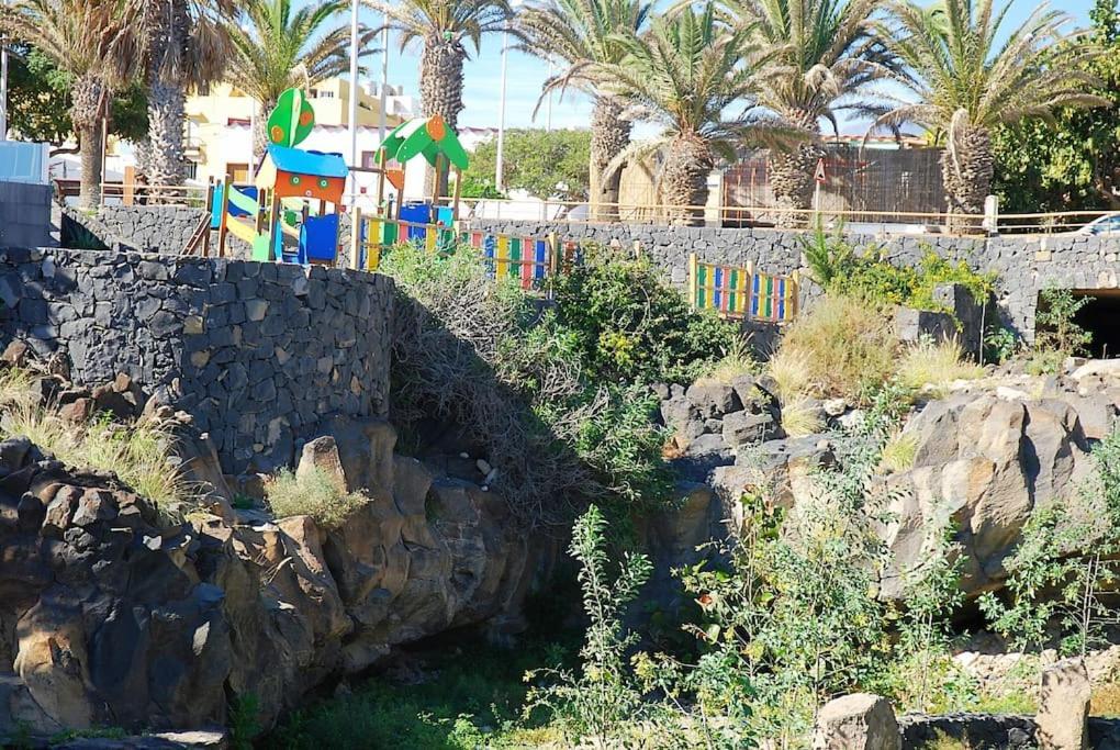 Beach And Pool View , 4 People, And Free Wifi Apartment *