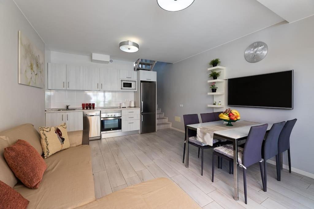 Beautiful Duplex In 3 Minutes Walking To The In Playa De Americas Apartment *