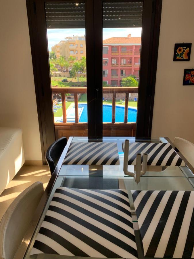 Luminoso Y Elegante, Piscinas Y Pistas De Padel Palm-mar