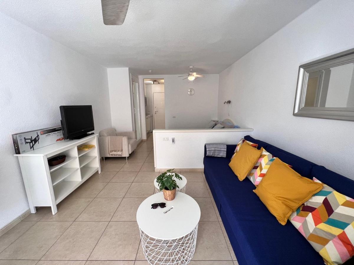 Seafront New Modern Study Ps3 Apartment *