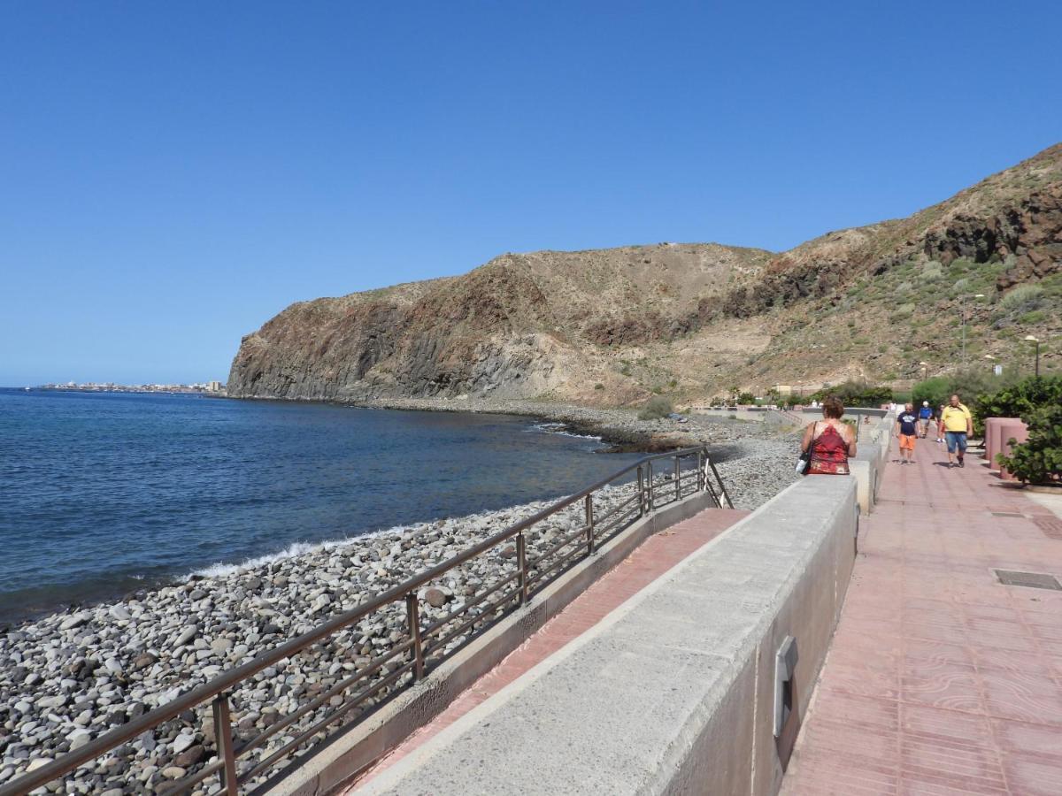 Luminoso Y Elegante, Piscinas Y Pistas De Padel