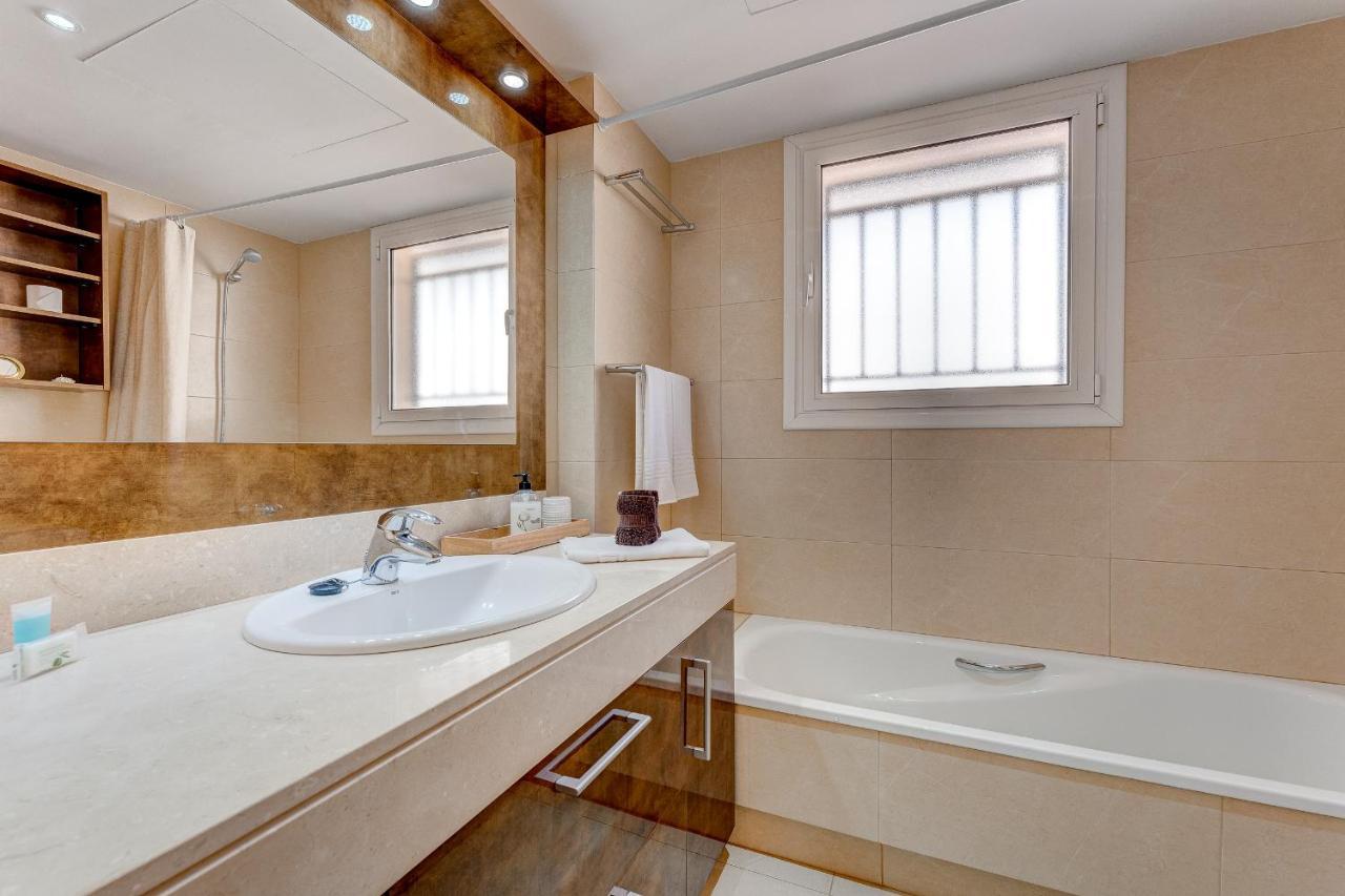 Apartment Modern With Large Terrasse, Bbq, Fast Wifi, 2 Pools