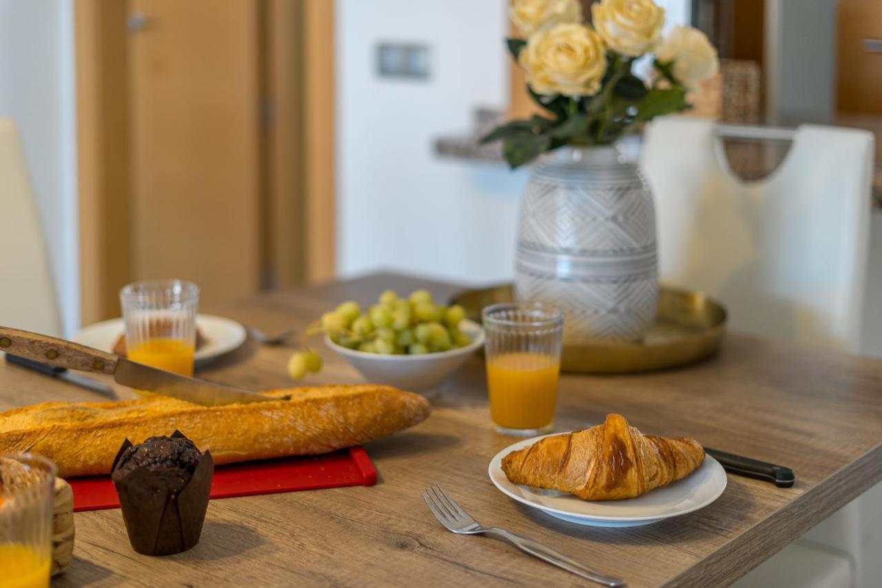 Modern With Large Terrasse, Bbq, Fast Wifi, 2 Pools Apartment