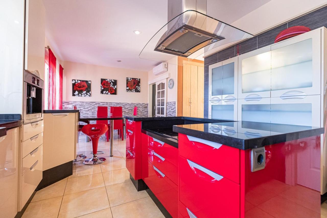 Spacious Four Bedroom With Magnificent Views *