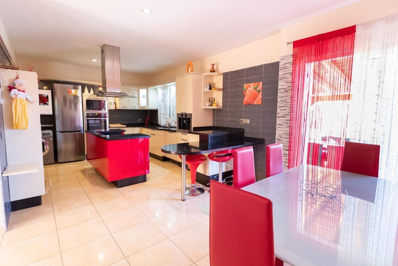 Villa Spacious Four Bedroom With Magnificent Views Costa Adeje (Tenerife)