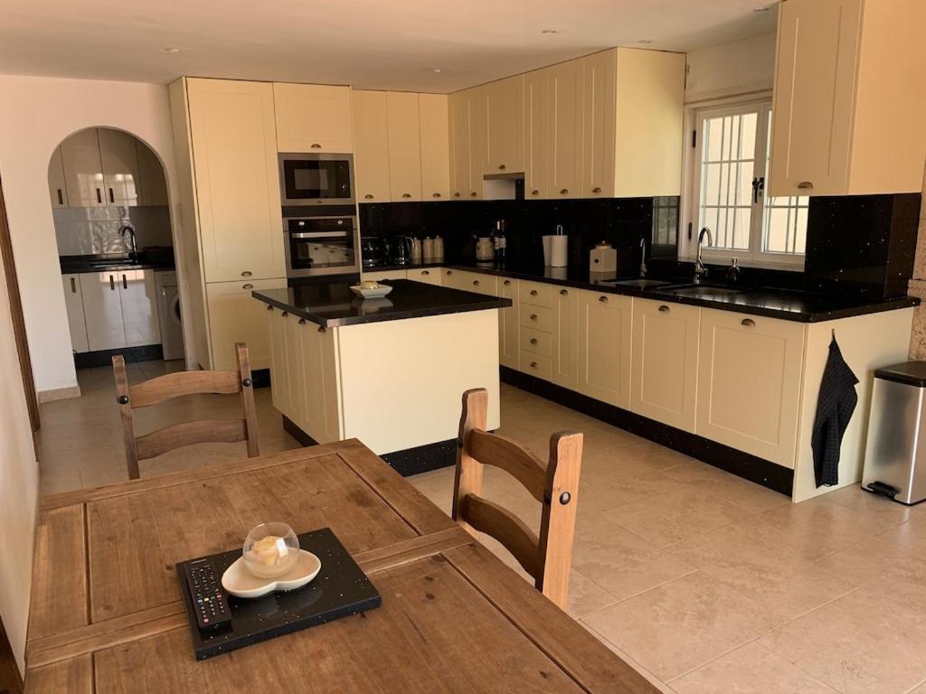 Casa Paraiso Tenerife, Stunning Family With Totally Secluded Pool Area, Wheelchair Friendly Villa San Miguel de Abona