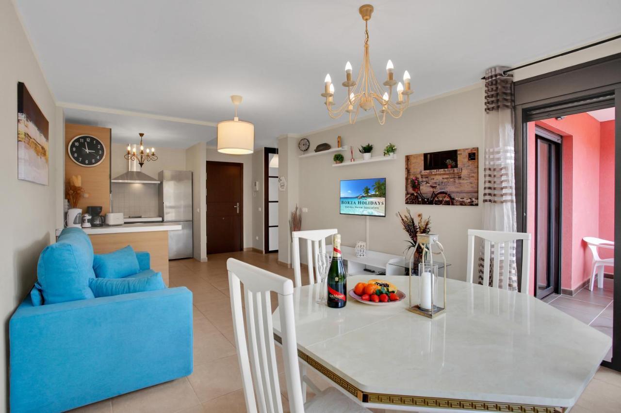Bright Mocan, Garage,pool, Fiber, Padel Court Appartement