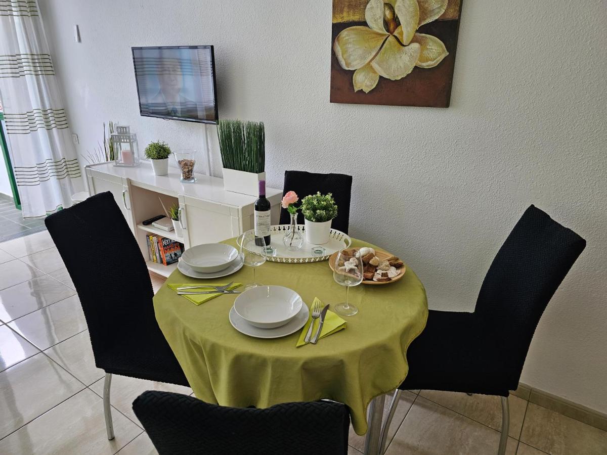 Casa Palmera 3 Only 150 Metres To The Beach, Heated Pool, Wifi, Sat-tv, Balcony