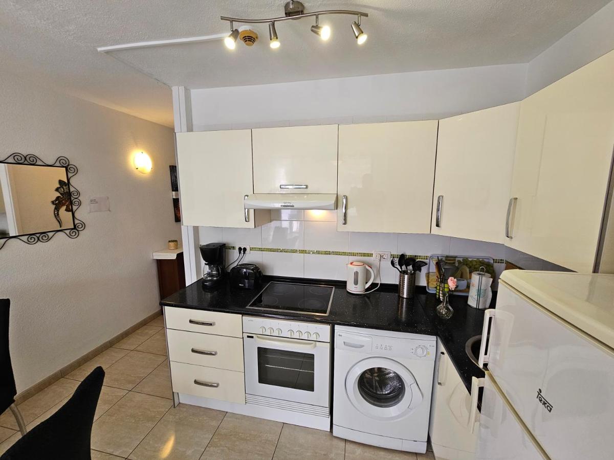 Apartment Casa Palmera 3 Only 150 Metres To The Beach, Heated Pool, Wifi, Sat-tv, Balcony