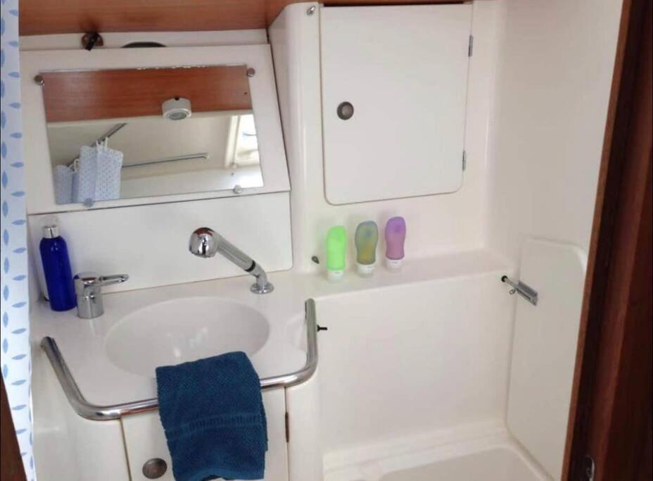 Bateau-hôtel Brego, Velero
