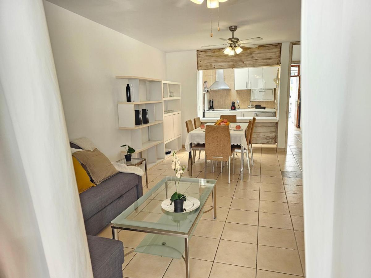 Holidays & Pool ,aircond , Americas Apartment