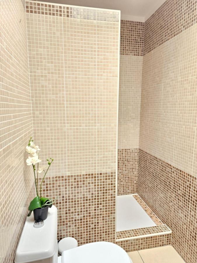 Holidays & Pool ,aircond , Americas Apartment