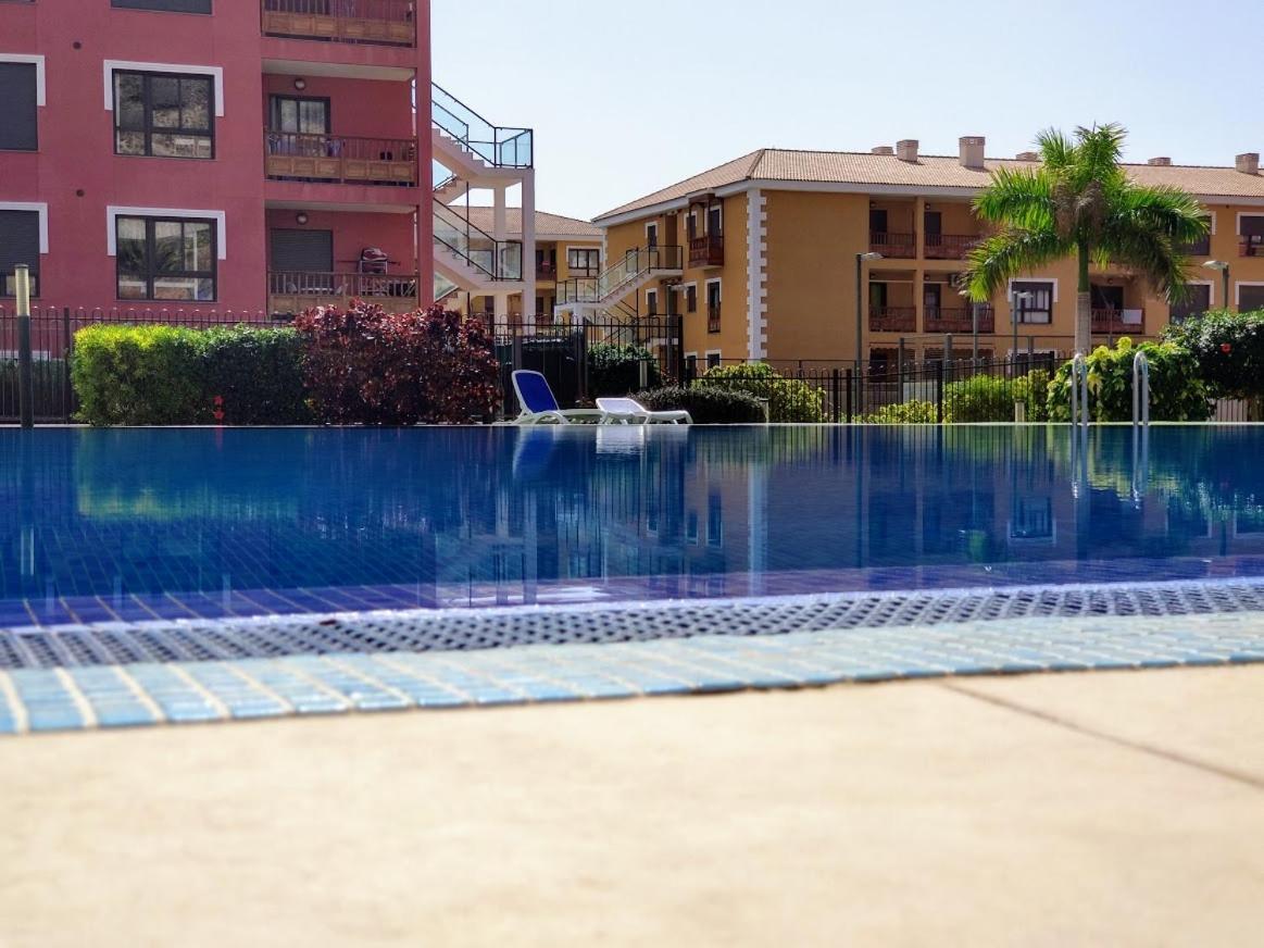 Luminoso Y Elegante, Piscinas Y Pistas De Padel