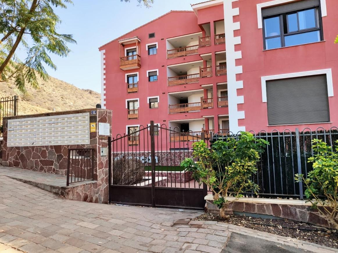 Luminoso Y Elegante, Piscinas Y Pistas De Padel