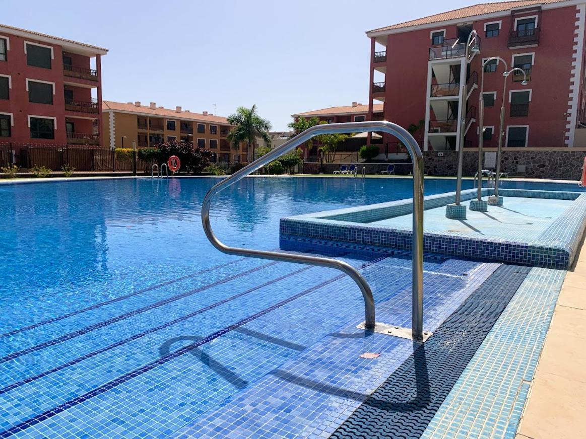 Luminoso Y Elegante, Piscinas Y Pistas De Padel *