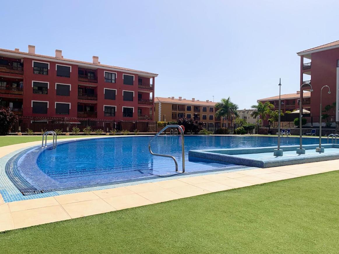 Luminoso Y Elegante, Piscinas Y Pistas De Padel Palm-mar