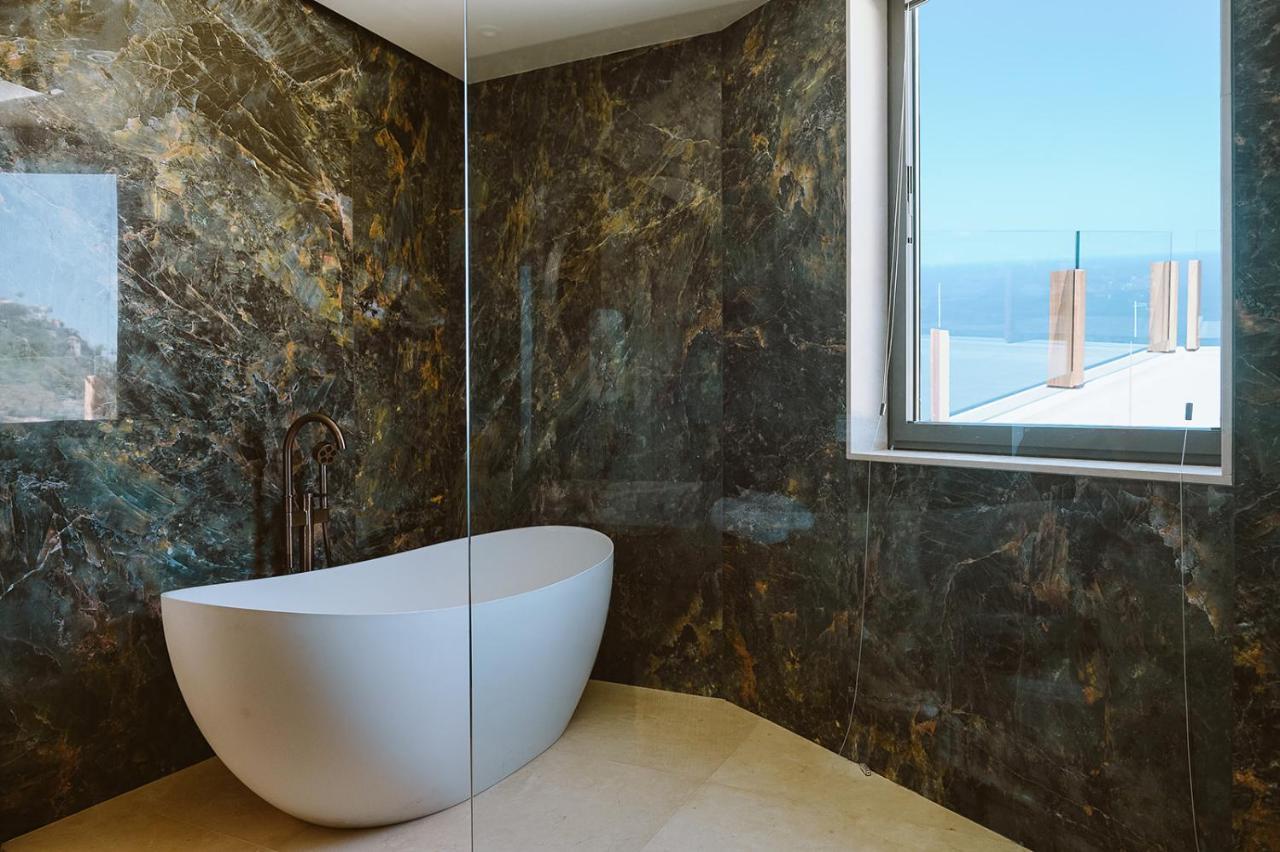 Serenity On The Cliff With Climatized Pool