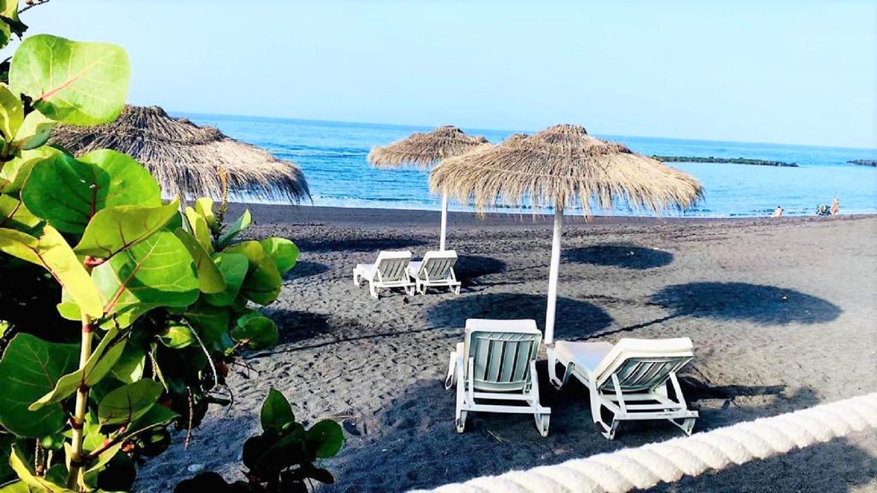 Beach And Pool In Appartement Playa de las Américas