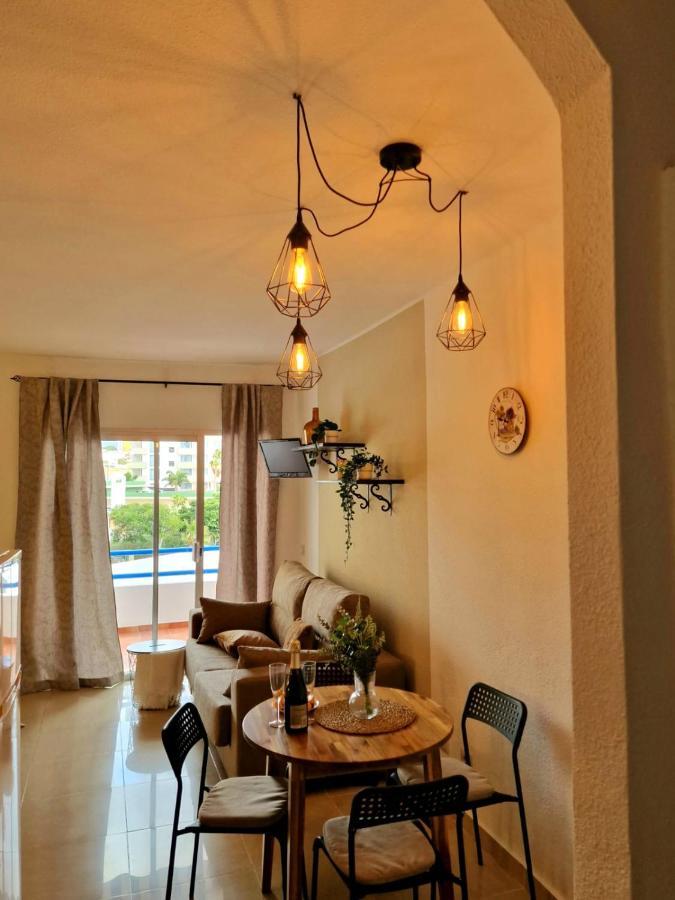 Stylish With King-size Bed And Ocean View, Paraiso 209 Holiday home
