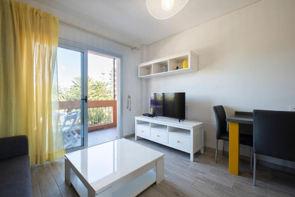 Apartamento With Balcony And Swimming Pool