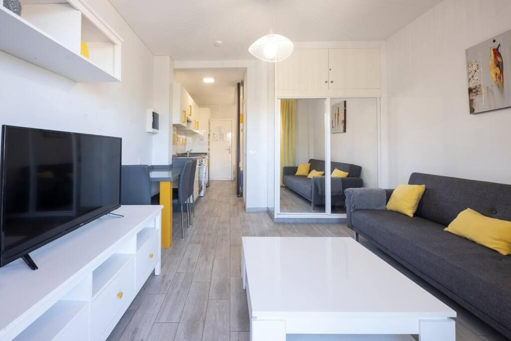 Apartamento With Balcony And Swimming Pool