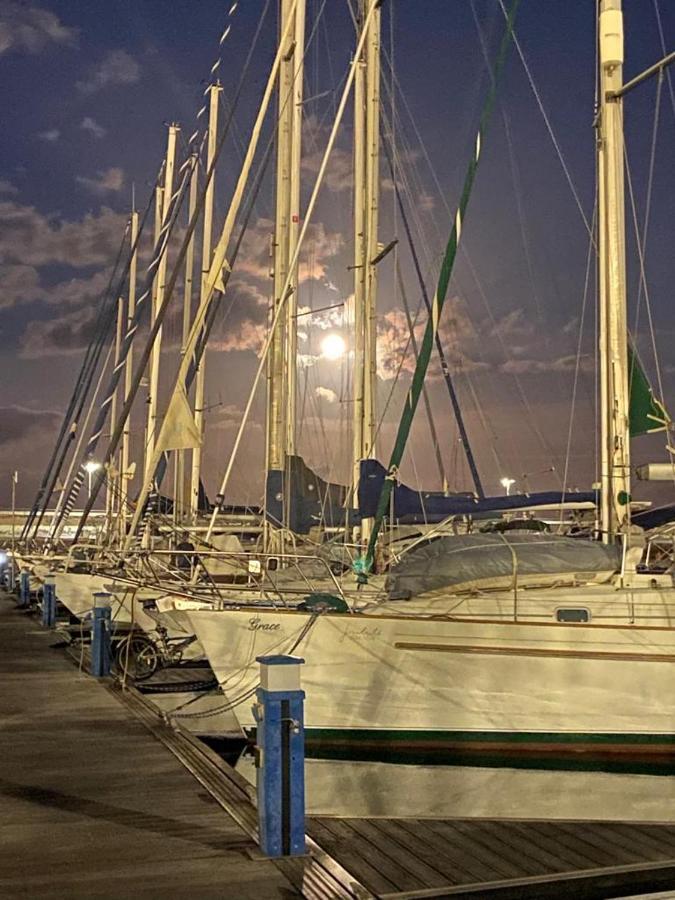 Bateau-hôtel Brego, Velero