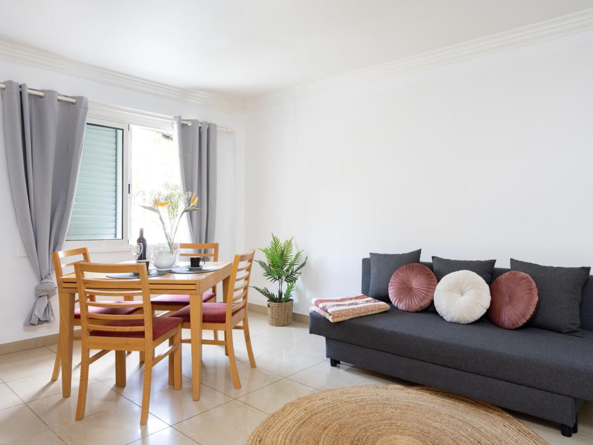 Live Cristianos Playeros Close To The