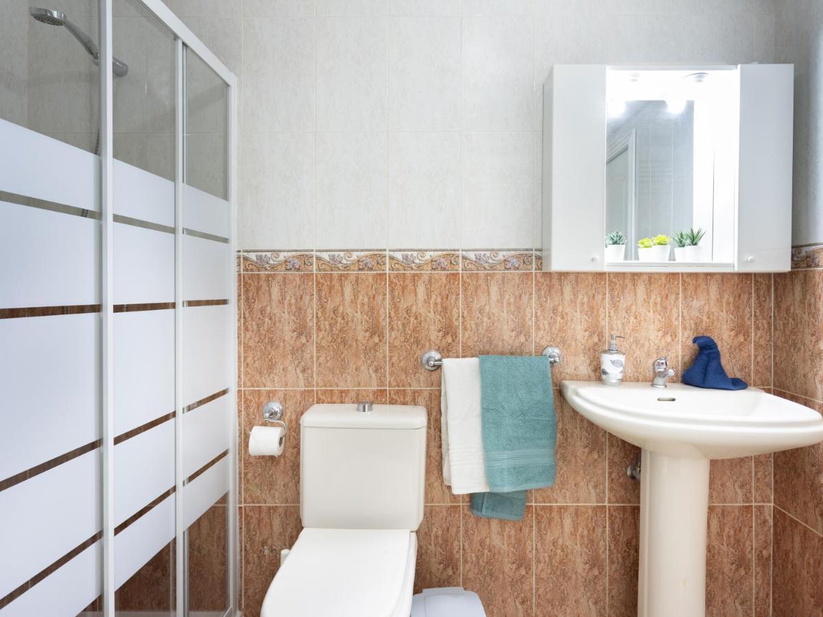 Live Cristianos Playeros Close To The Apartamento Arona (Tenerife)