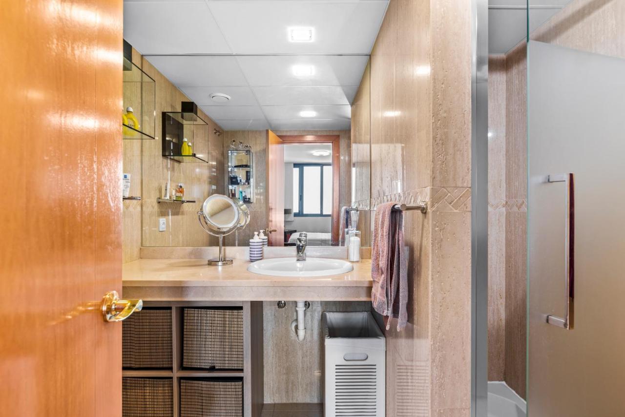 Luxury Flat In Skyscraper Apartment *