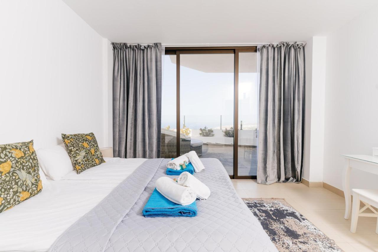 Sunset White - Ocean View, Jakuzzi, Heated Pool, Air-conditioning, Grill * Playa de las Americas (Tenerife)