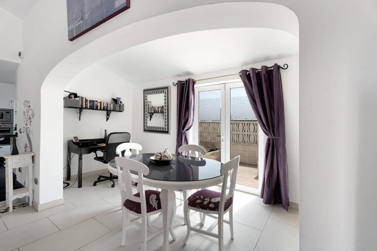 Malpas Villa *