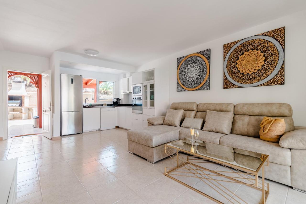 Comfortable 4-bedroom With Private Gardens Villa Costa Adeje (Tenerife)