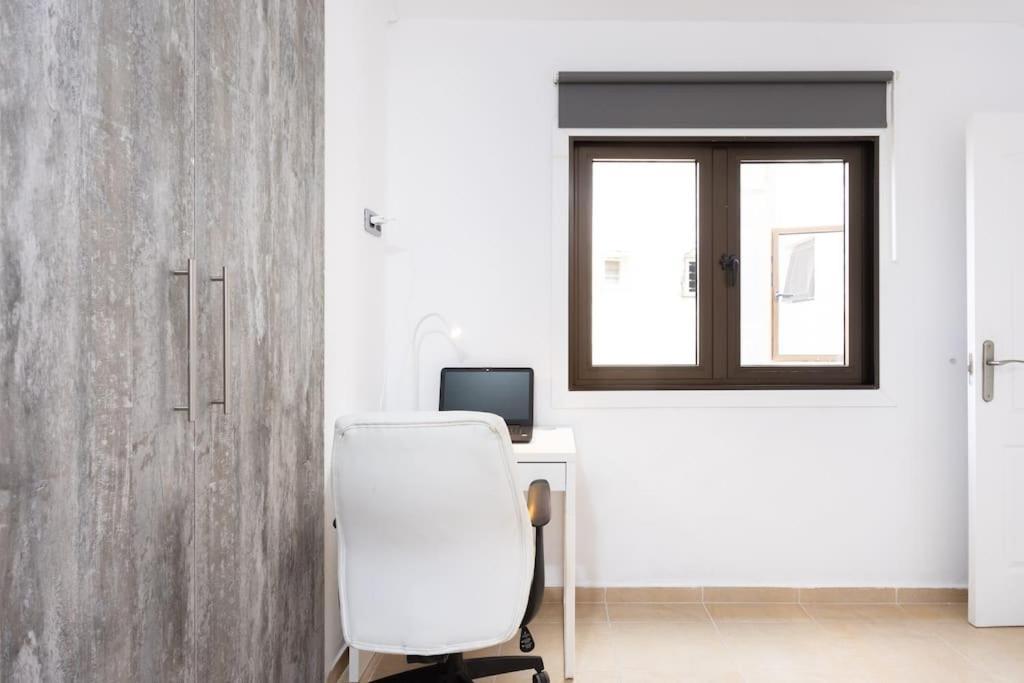 Apartamento Amplio En Zona De Playa *