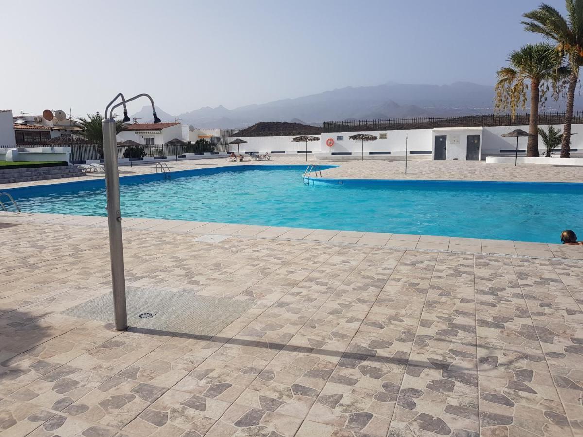 Junto A La Piscina *