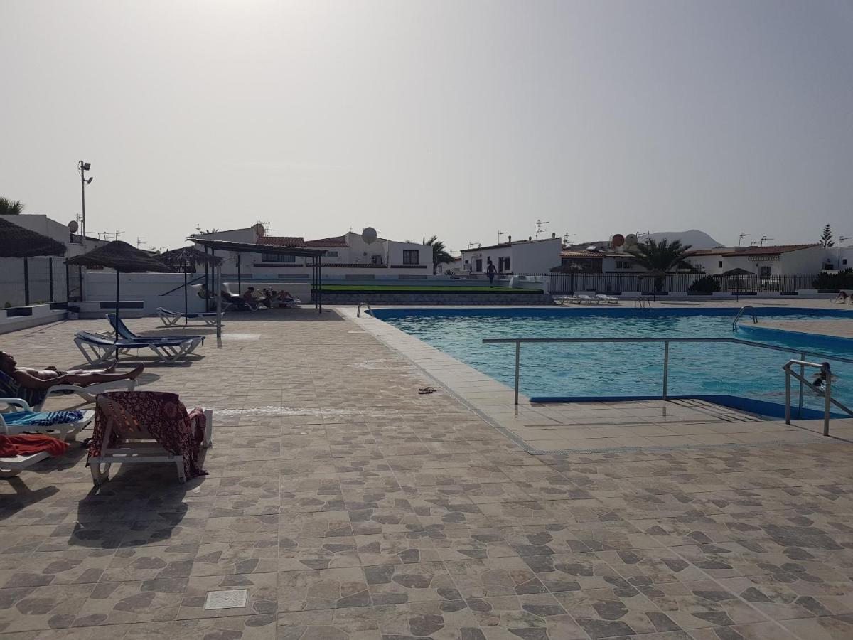 Junto A La Piscina