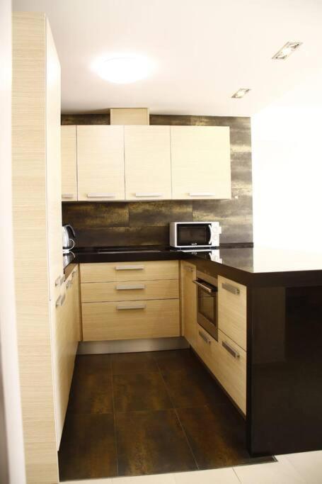 Bright Apt, Terrace,heated Pool. *
