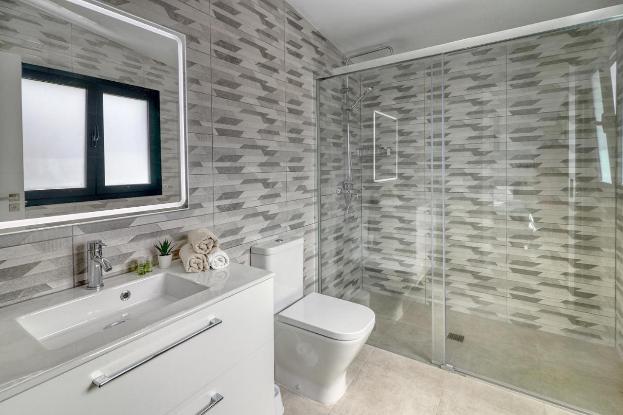 Modern With Elevator, Patio Kitchen, Loro Parque View & Heated Pool Apartment